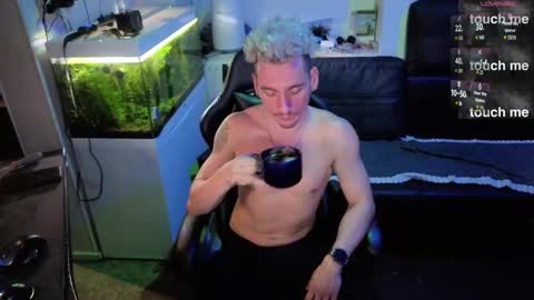 Rayzel online show from February 10, 6:44 pm