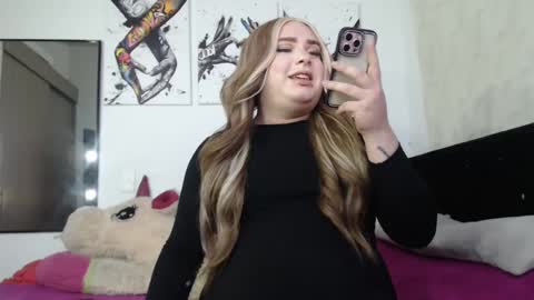 redvelvett22 online show from October 12, 3:32 am