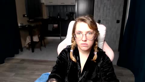 Snapshot of reginasmilee chatting on September 21, 1:42 am Regina online show from September 21, 1:42 am