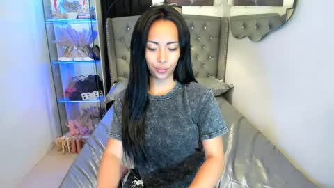 reighnempress online show from April 22, 2:52 am