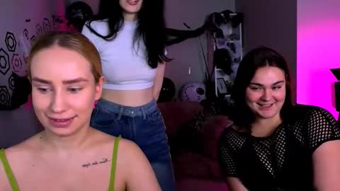 Snapshot of riley_sanders chatting on October 22, 7:48 pm Meow online show from October 22, 7:48 pm