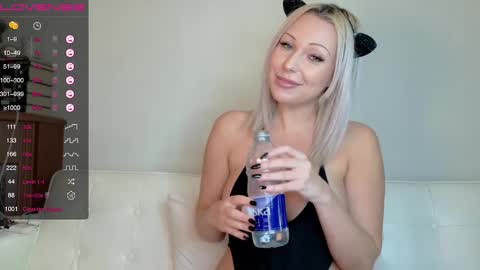 Snapshot of rileyandhawk chatting on October 29, 8:09 pm RileyAddams online show from October 29, 8:09 pm