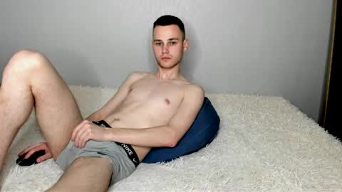 robert10211 online show from May 14, 4:27 pm
