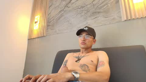 roger_flyn online show from December 19, 4:30 am