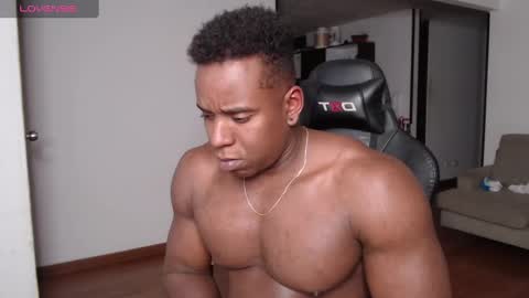 Snapshot of rogger_physique chatting on January 30, 5:30 am Rogger online show from January 30, 5:30 am