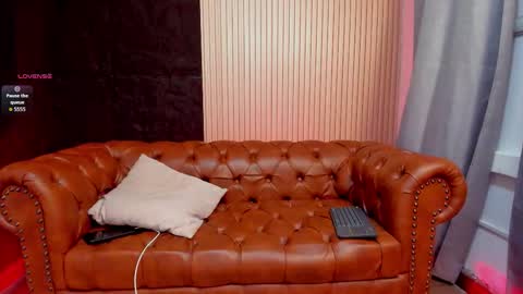 Snapshot of rogger_physique chatting on October 18, 10:25 pm Rogger online show from October 18, 10:25 pm