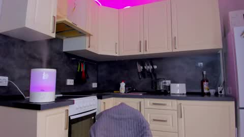 ARI  BRYAN online show from February 28, 9:25 am