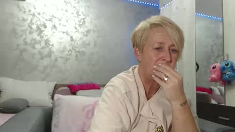 Lovepinklilly online show from April 22, 6:15 pm