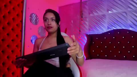 roxanne_han online show from May 8, 12:22 pm