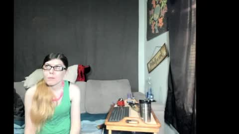 roxihazeleyes online show from April 25, 1:41 pm