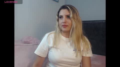 Snapshot of roxy_love21 chatting on October 23, 2:02 am Rox online show from October 23, 2:02 am