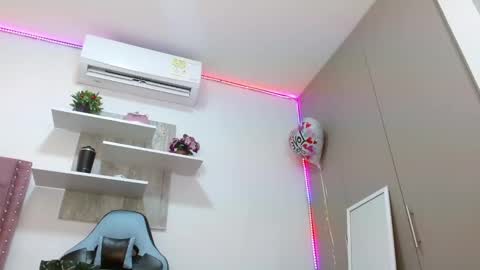 roxy_stone1 online show from March 4, 1:45 am