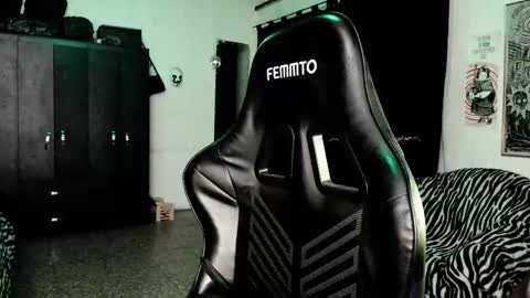 Roxy Independient model Help me to reach 50 thumbs up online show from February 3, 2:53 am