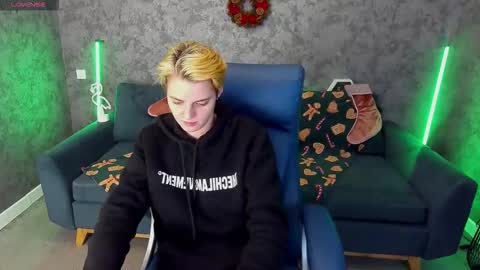 roxyflames online show from December 16, 2:12 pm