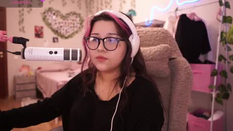 roxysuh online show from April 5, 8:11 am