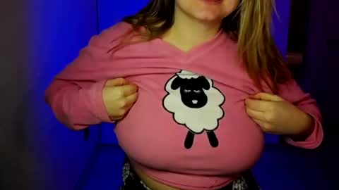 Snapshot of royalboobs chatting on February 9, 10:20 am Cameron online show from February 9, 10:20 am