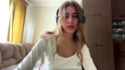 Mia online show from July 27, 8:22 am