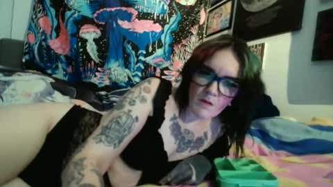 salemsslut online show from December 12, 6:10 pm