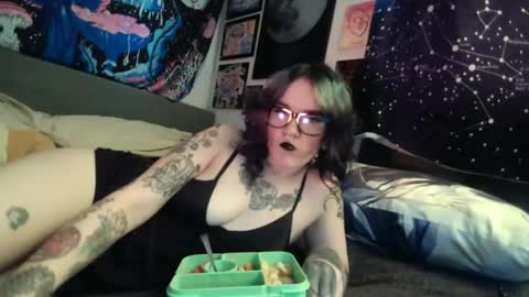 salemsslut online show from December 13, 3:32 pm