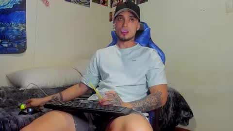 Snapshot of salvatore_dereck chatting on October 20, 1:21 am online show from October 20, 1:21 am