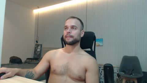 Snapshot of sandro_best chatting on October 3, 12:35 pm DeAlex online show from October 3, 12:35 pm