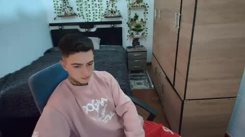 santi_ss online show from April 15, 4:10 pm