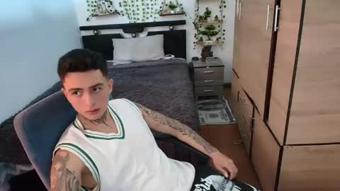 santi_ss online show from April 14, 2:42 pm