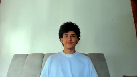 santi_twink19 online show from June 9, 8:52 pm