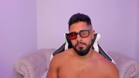 santiago_huntt online show from March 17, 9:20 pm