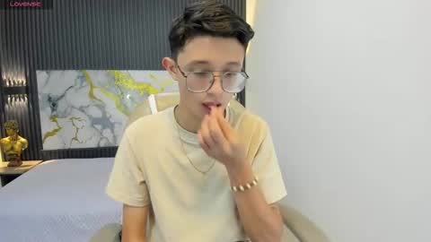 santiago_russo18 online show from September 14, 1:01 pm