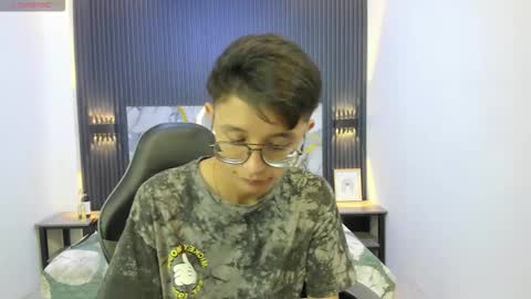 santiago_russo18 online show from February 15, 8:29 pm