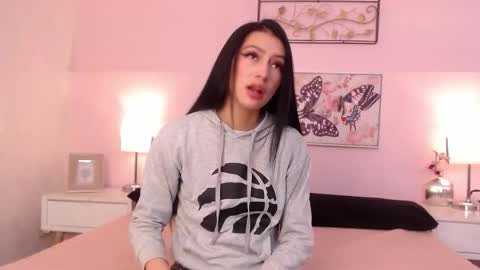 Snapshot of sara17_ chatting on October 19, 1:43 am Sara online show from October 19, 1:43 am
