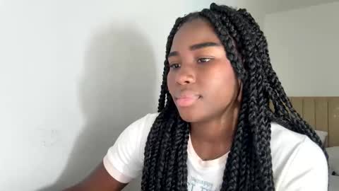Snapshot of sara_muscle chatting on October 23, 1:40 am Sara online show from October 23, 1:40 am