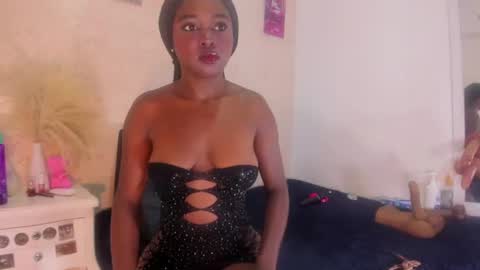saraacollinss online show from June 8, 8:32 pm