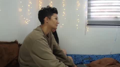 sara and thomas online show from January 30, 10:19 pm