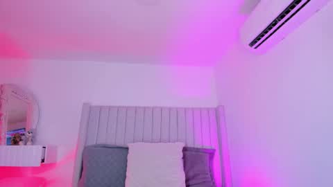 Sarah Bonneth online show from February 11, 11:25 am