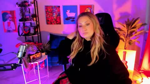 Divine Sarah NONUDE model online show from December 20, 11:28 am