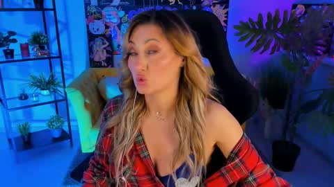 Divine Sarah NONUDE model online show from February 22, 5:46 pm