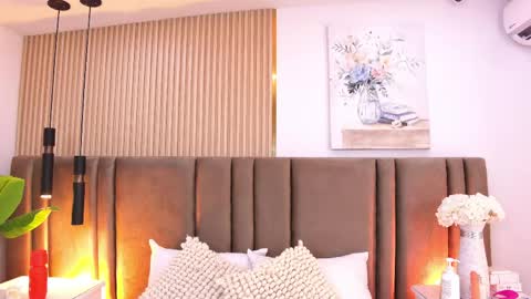 Sara Lugo  online show from April 20, 8:01 pm