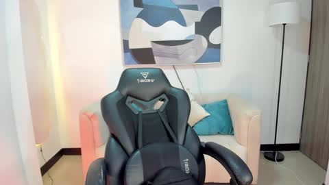 I am Sara  online show from November 12, 8:55 pm