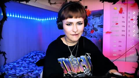 pronoun she. name Mary. age 21. online show from December 1, 4:32 pm