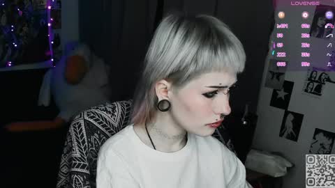 pronoun she. name Mary. age 21. online show from April 10, 11:31 pm