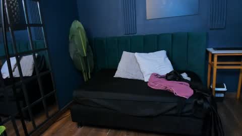 Scarlet Edwars online show from April 4, 6:48 pm