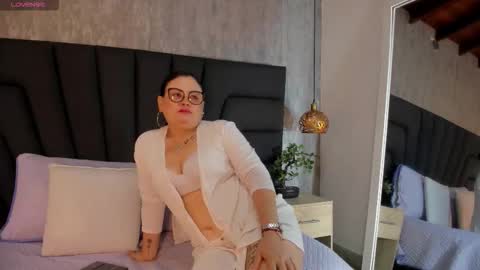 Snapshot of scarlett_monroe_1 chatting on October 18, 11:36 am scarlett_monroe_1 online show from October 18, 11:36 am