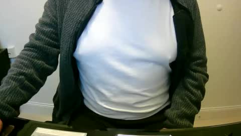 Snapshot of scotti30 chatting on January 25, 9:36 am Scott online show from January 25, 9:36 am