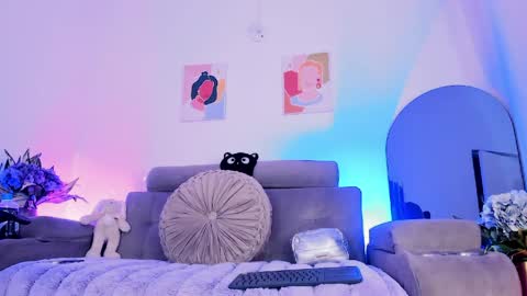     .  INDEPENDENT MODEL online show from April 21, 5:03 am