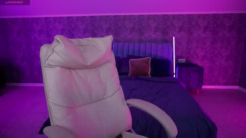 selenairis online show from April 4, 9:11 pm