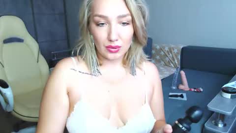 Selena online show from September 10, 1:34 pm