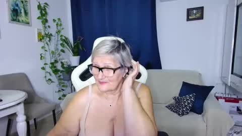 Selenna online show from February 1, 7:11 pm