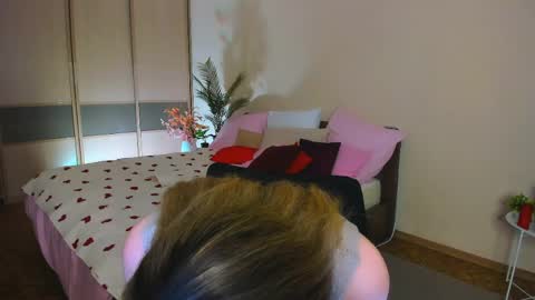 sensitiveheartt online show from April 17, 4:48 am